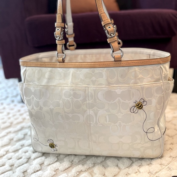 🐝 AUTHENTIC COACH SOHO BABY BAG 🐝SIGNATURE BUMBLE BEE OPTIC WHITE LTD ED w/dc - Picture 2 of 16